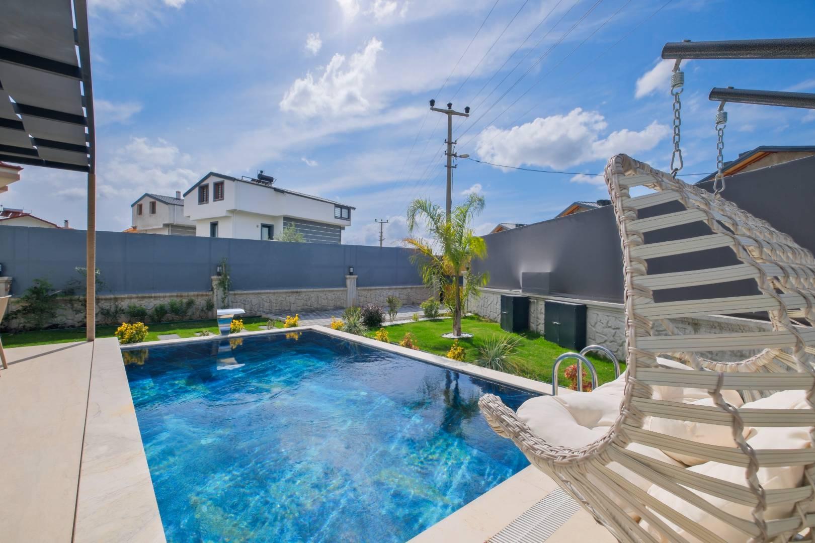 Fethiye Karaçulha'da Modern Tasarımlı, Özel Havuzlu, Bahçeli Villa-42036