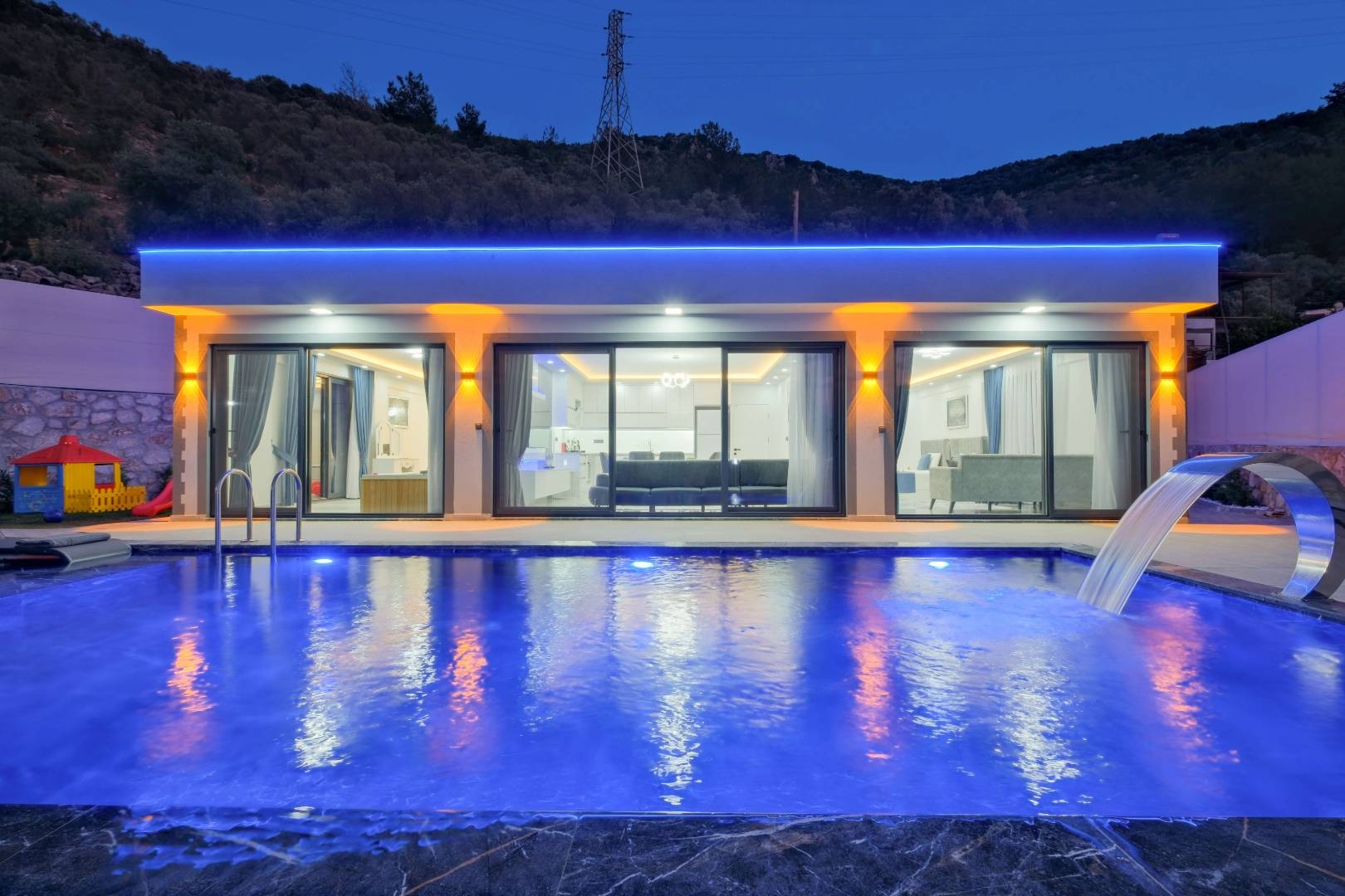 Fethiye Karaçulha'da Orman Manzaralı, Özel Havuzlu, Oyun Alanlı Villa