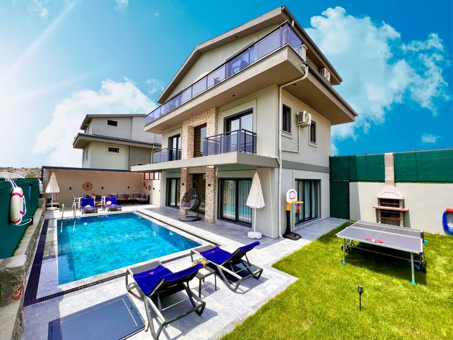 Fethiye Karaçulha'da Geniş Bahçe İçerisinde, Özel Havuzlu, Şık Villa