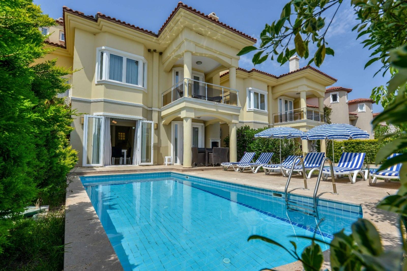 Fethiye Karagedik'te Site İçerisinde, Özel Havuzlu, Denize Sıfır Villa
