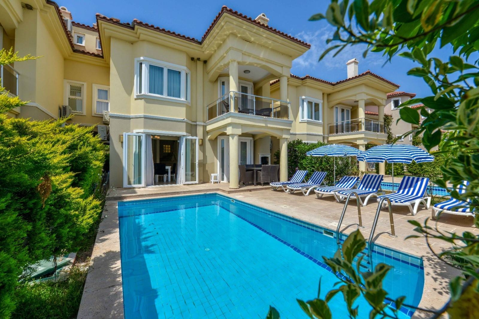 Fethiye Karagedik'te Site İçerisinde, Özel Havuzlu, Denize Sıfır Villa