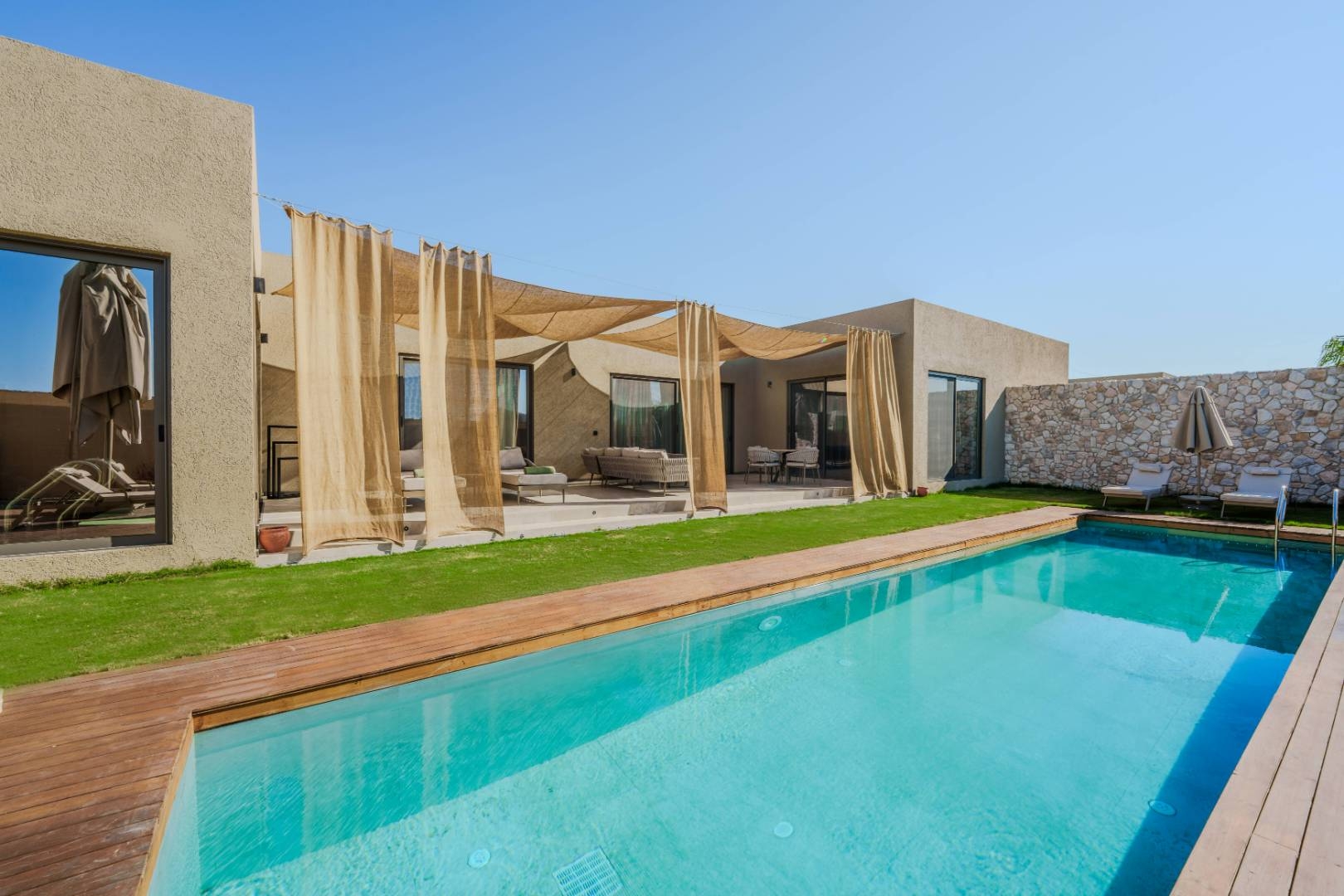 Fethiye Kargı'da Lüks Tasarımlı, Açık ve Kapalı Havuzlu, Şık Villa