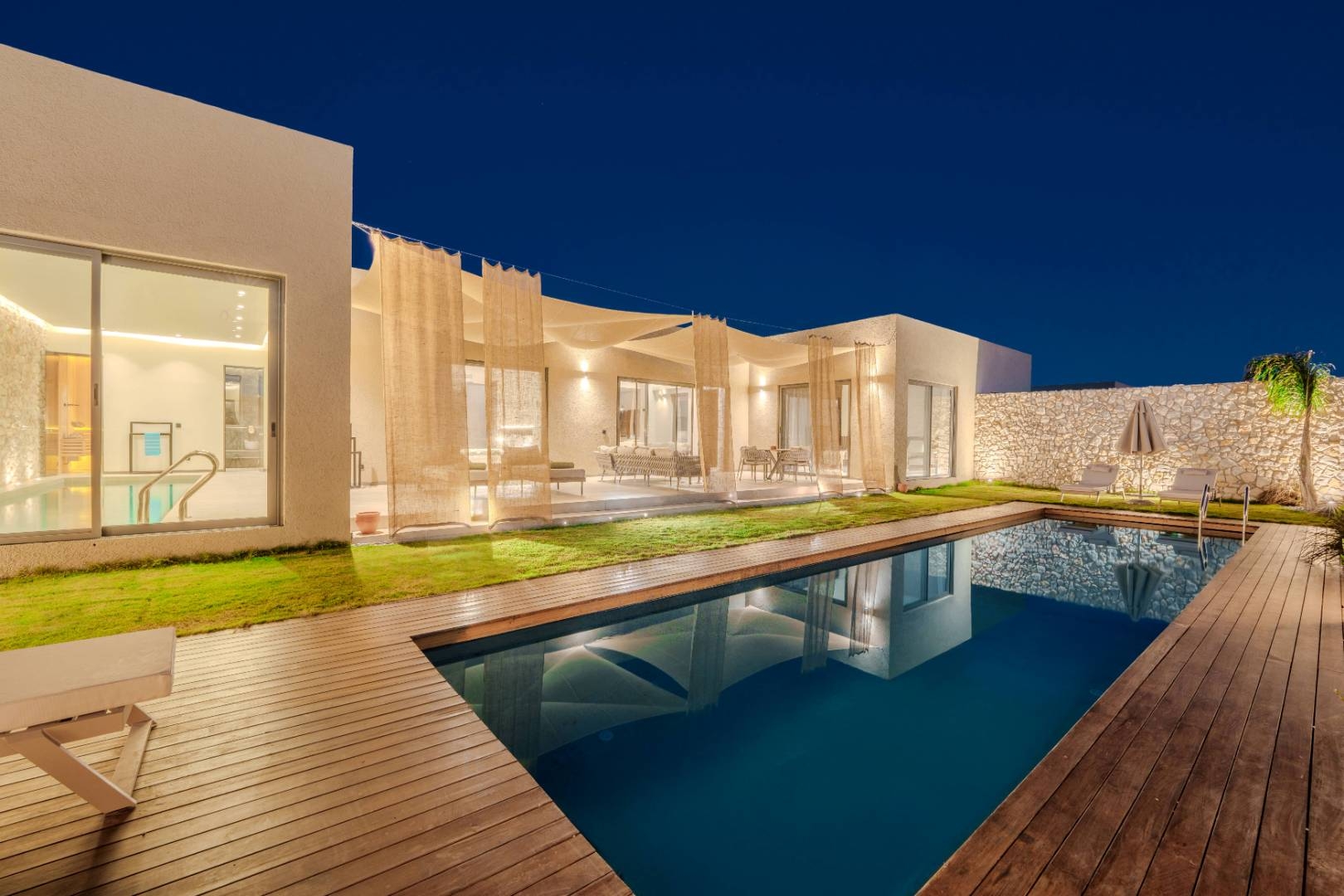 Fethiye Kargı'da Lüks Tasarımlı, Açık ve Kapalı Havuzlu, Şık Villa