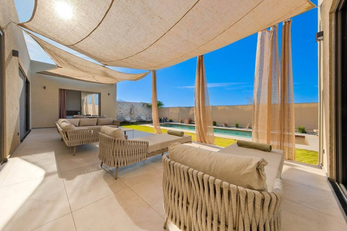Fethiye Kargı'da Lüks Tasarımlı, Açık ve Kapalı Havuzlu, Şık Villa