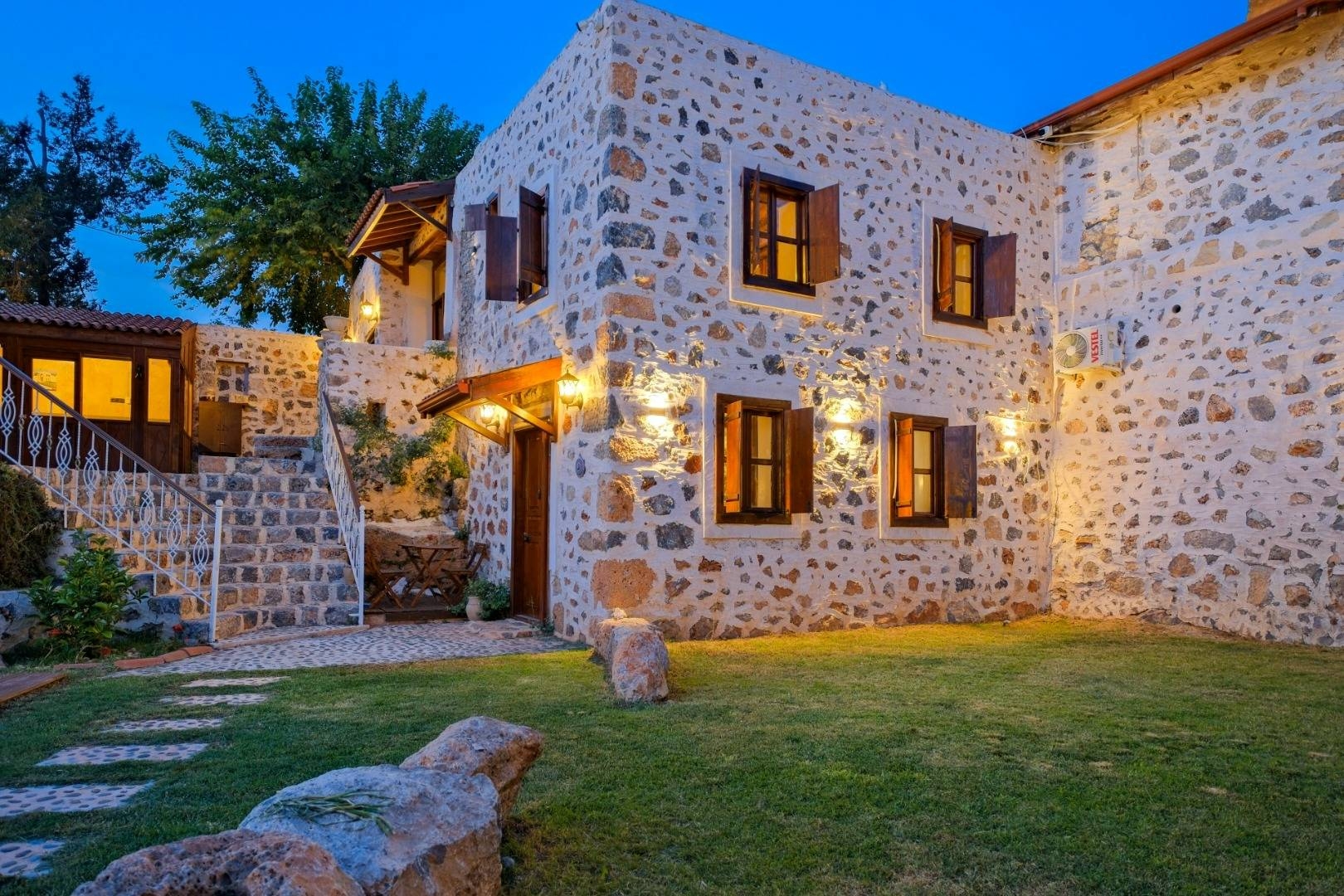 Fethiye Kayaköy'de Geniş Alanlara Sahip, Özel Havuzlu, Otantik Villa