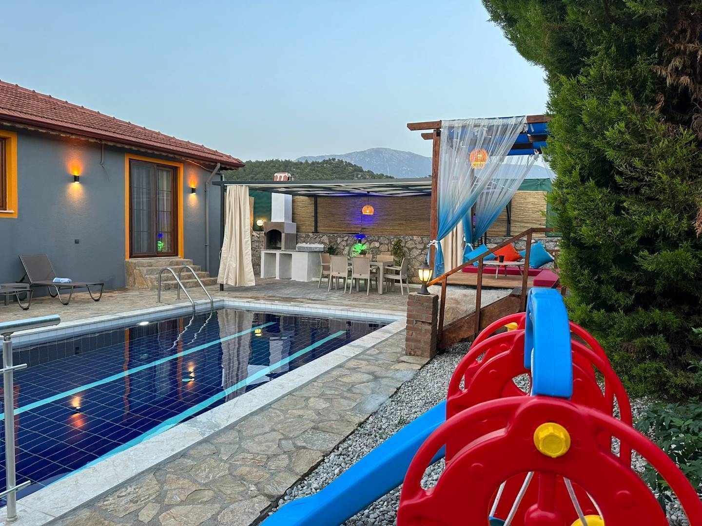Muğla Fethiye'de Geniş Bahçeli, Özel Havuzlu, 4 Kişilik Villa
