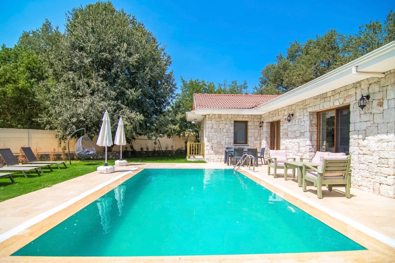 Fethiye Kayaköy'de Yeşilliklerle Dolu Bahçede, Özel Havuzlu, Şık Villa