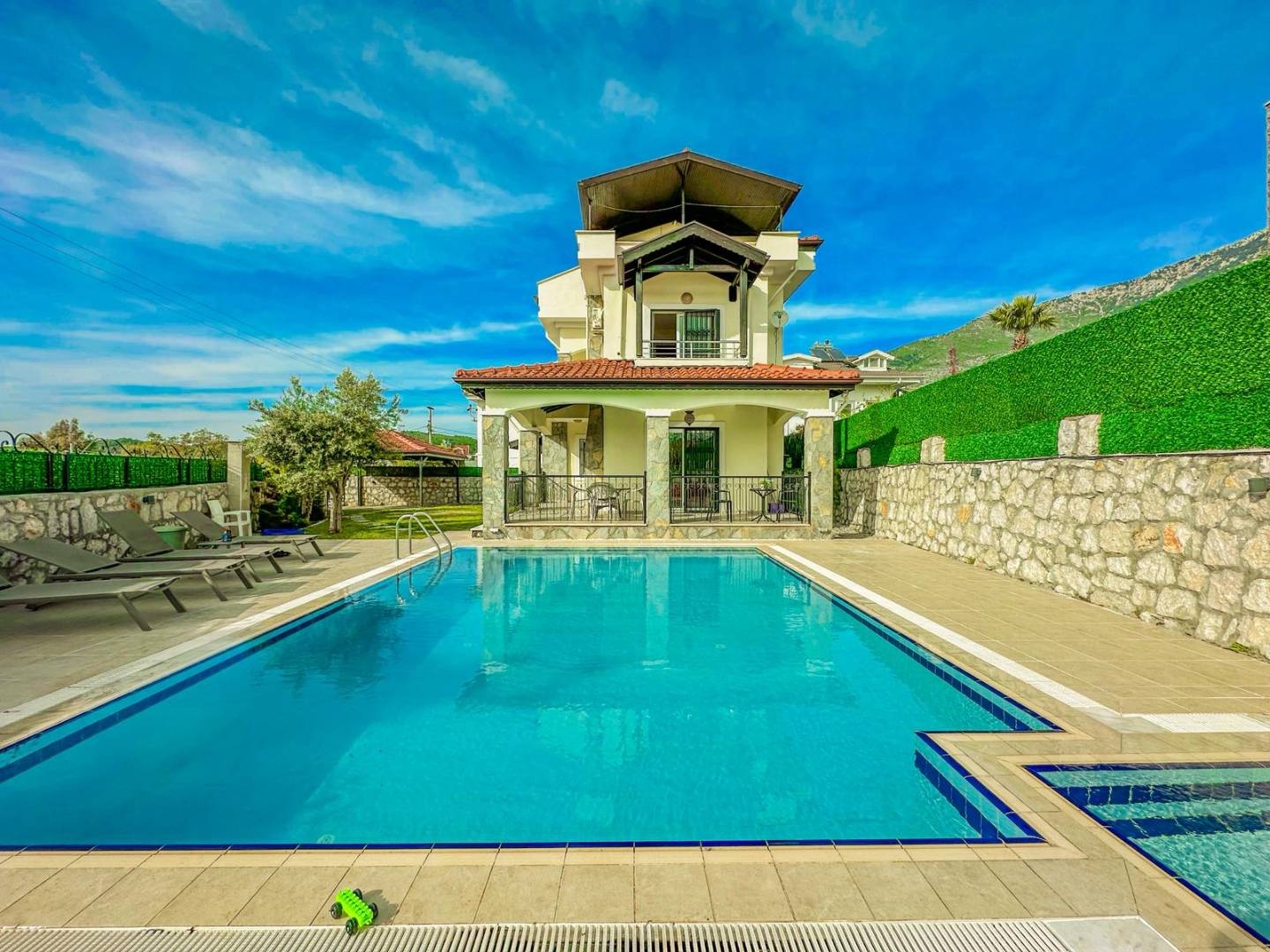 Fethiye Ölüdeniz'de Merkeze Yakın, Özel Havuzlu, 3+1 Villa