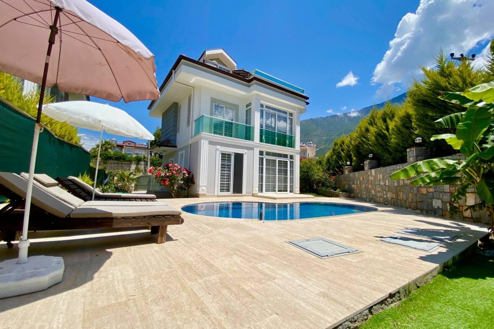 Fethiye Ölüdeniz'de Merkeze Yakın Konumda, Özel Havuzlu, Şık Villa