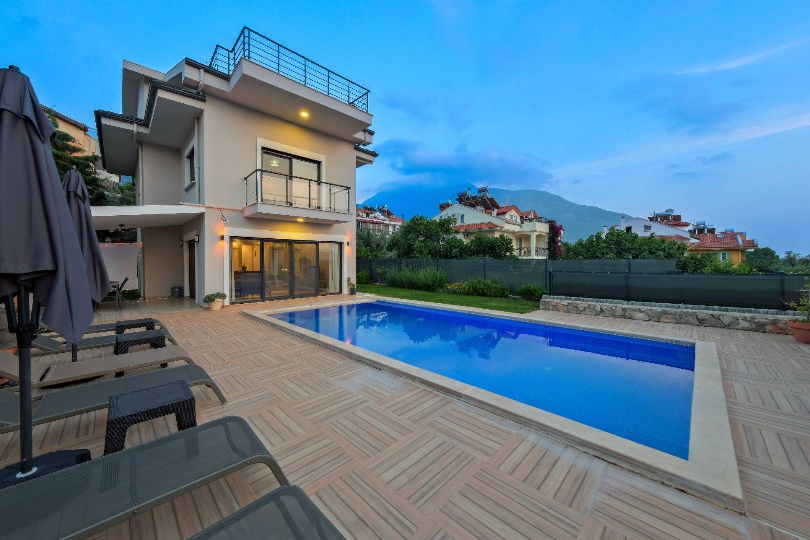 Fethiye Ölüdeniz'de Geniş Alanlara Sahip, Özel Havuzlu, Şık Villa