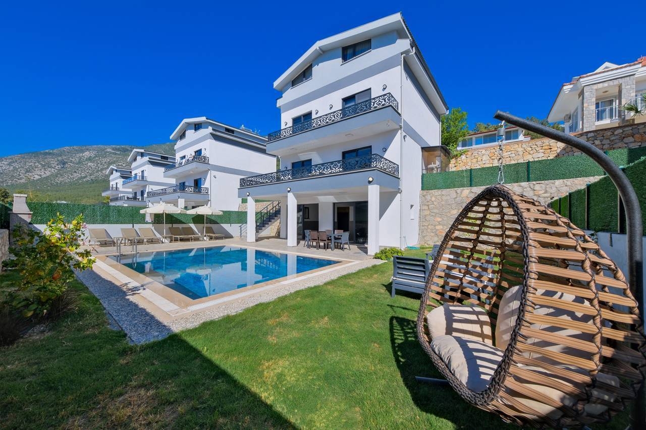 Fethiye Ölüdeniz'de Geniş Bahçeli, Açık ve Kapalı Havuzlu, 4+1 Villa