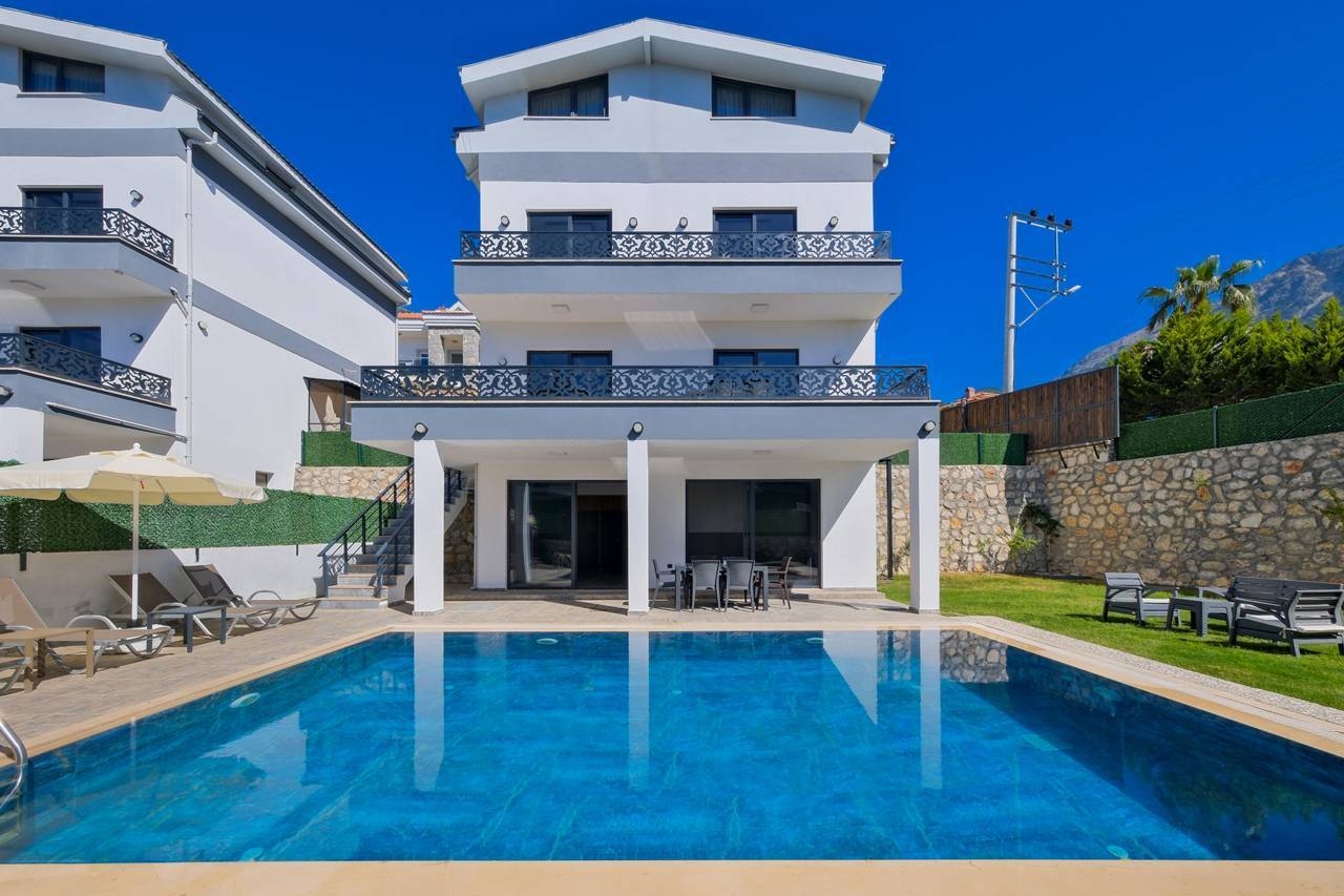 Fethiye Ölüdeniz'de Geniş Bahçeli, Açık ve Kapalı Havuzlu, 4+1 Villa