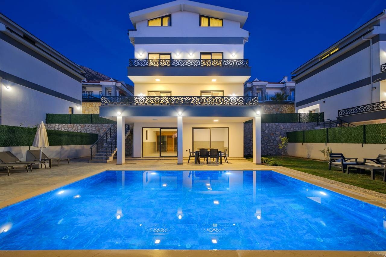 Fethiye Ölüdeniz'de Geniş Bahçeli, Açık ve Kapalı Havuzlu, 4+1 Villa
