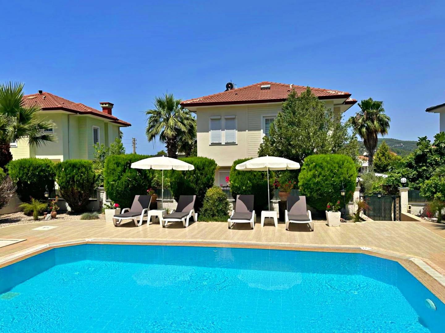 Fethiye Ölüdeniz'de Elverişli Konumda, Özel Havuzlu, 3+1 Villa-43015