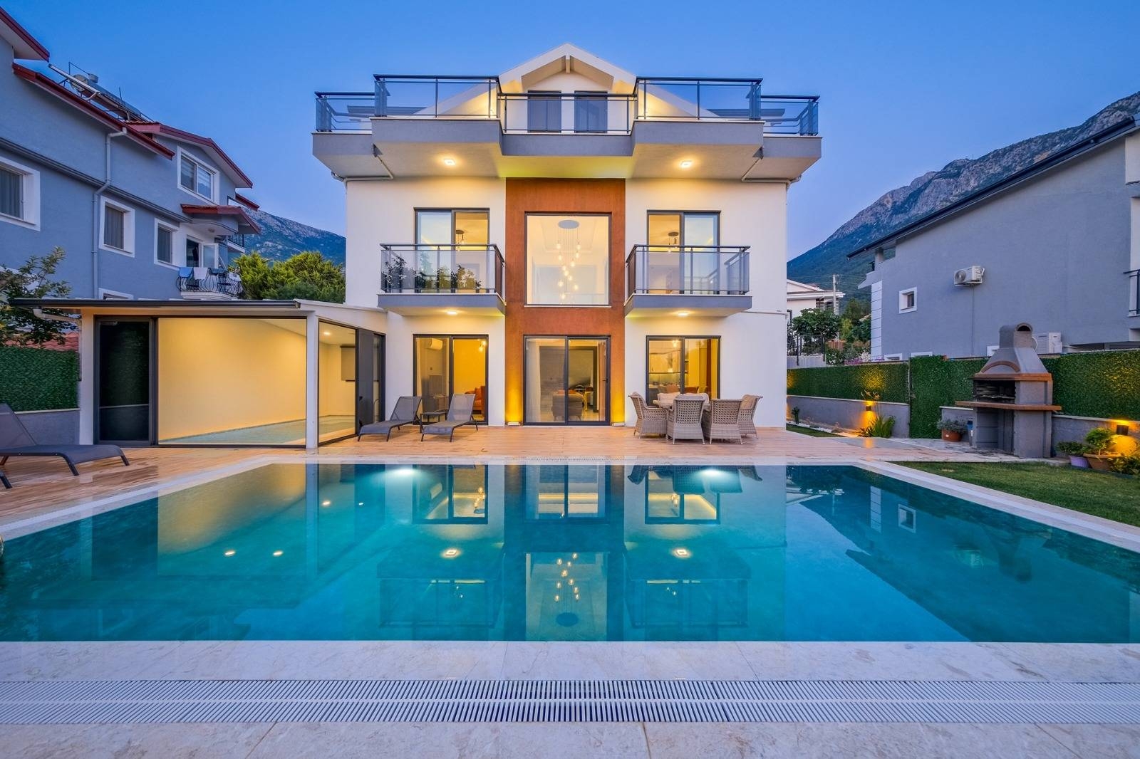 Fethiye Ölüdeniz'de Elverişli Konumda, Özel Havuzlu, Modern Villa