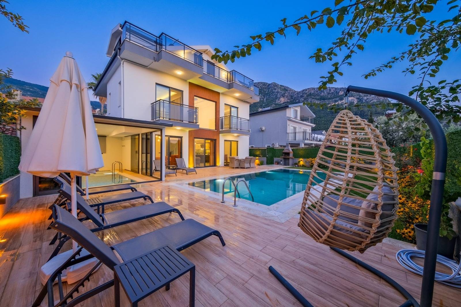 Fethiye Ölüdeniz'de Elverişli Konumda, Özel Havuzlu, Modern Villa