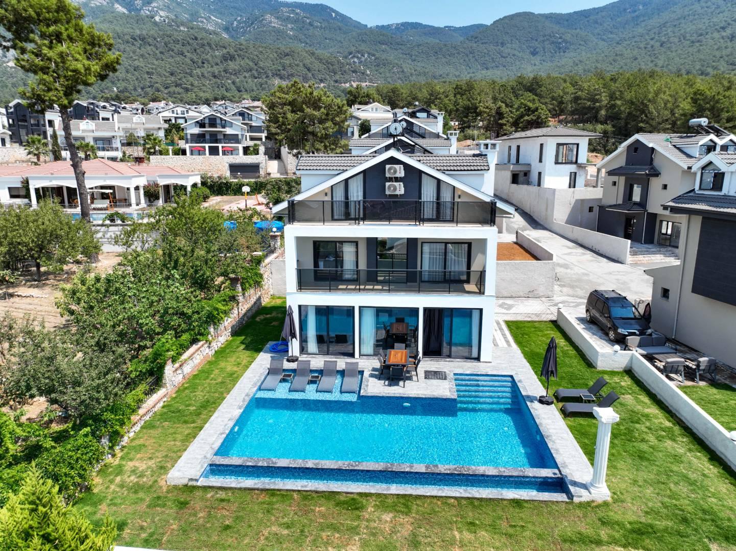 Fethiye Ölüdeniz'de Geniş Ailelere Uygun, Özel Havuzlu, Şık Villa-43109