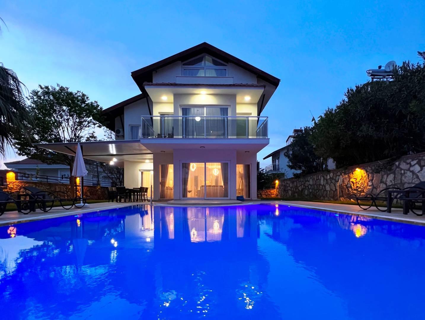 Fethiye Ölüdeniz'de Geniş Alanlara Sahip, Özel Havuzlu, 4+1 Villa-31735