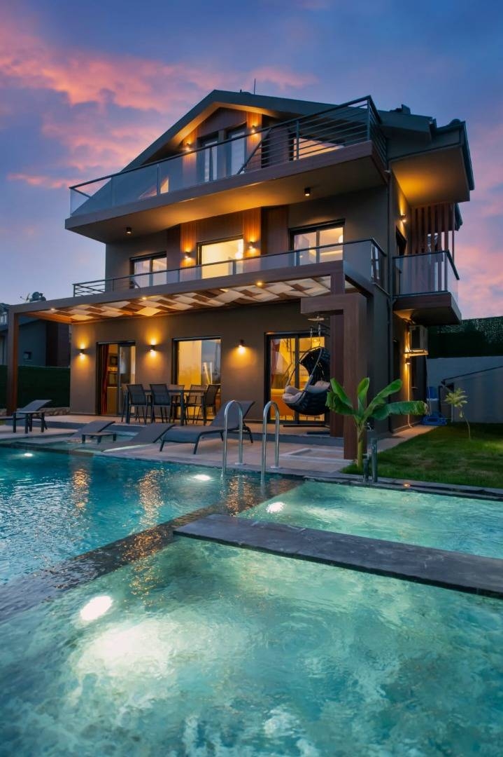 Fethiye Ölüdeniz'de Geniş Bahçe İçerisinde, Özel Havuzlu, Şık Villa