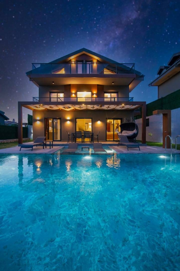 Fethiye Ölüdeniz'de Geniş Bahçe İçerisinde, Özel Havuzlu, Şık Villa