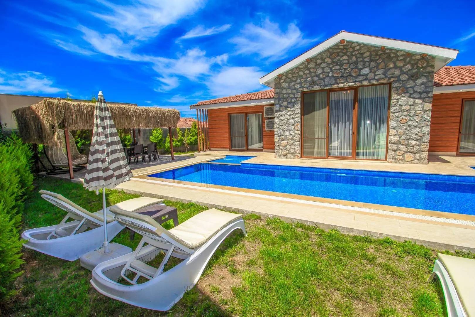 Fethiye Ölüdeniz’de Geniş Ailelere uygun, Özel Havuzlu, Konforlu Villa