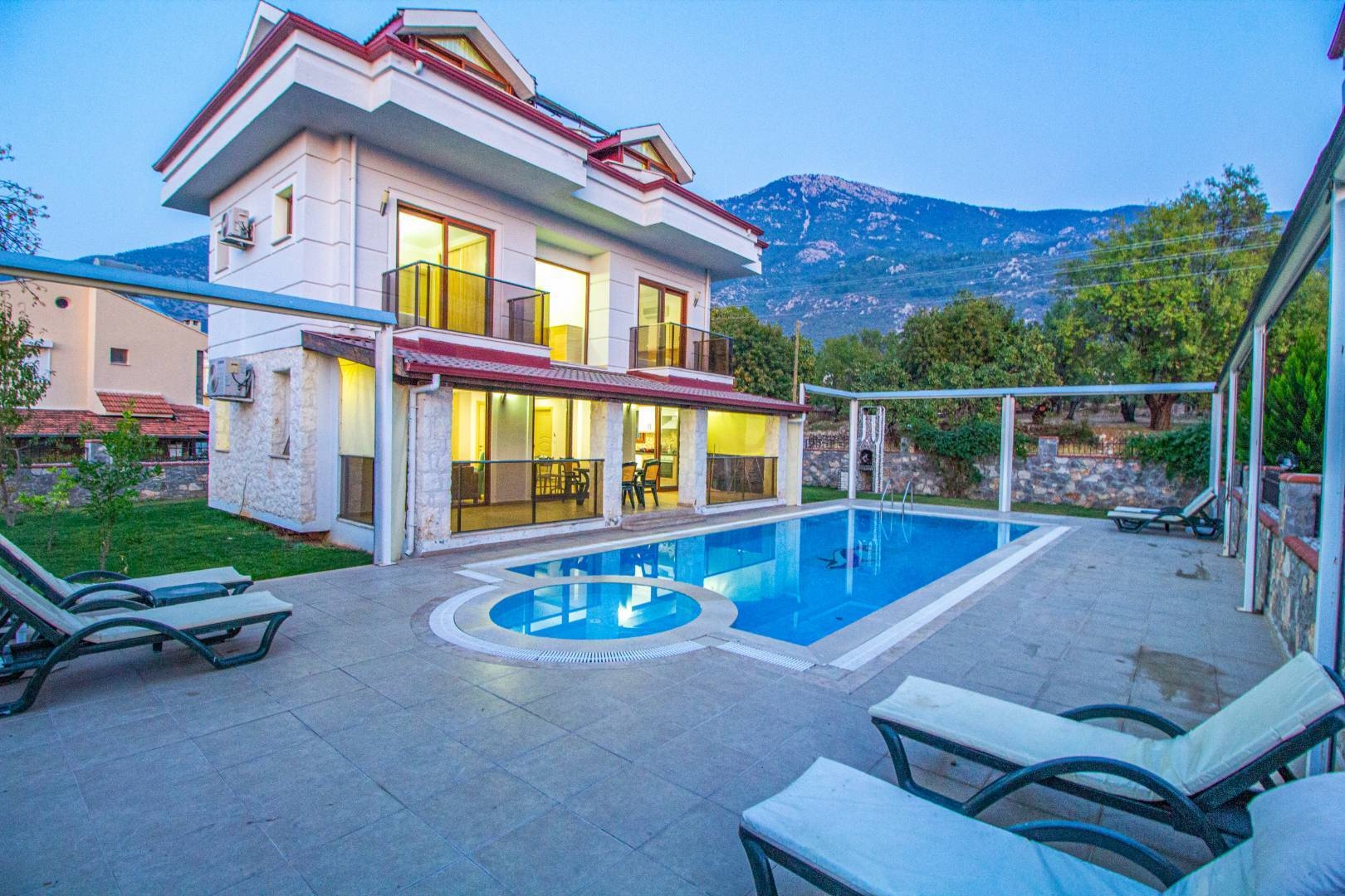Fethiye Ölüdeniz'de Merkeze Yakın Konumda, Özel Havuzlu, Şık Villa