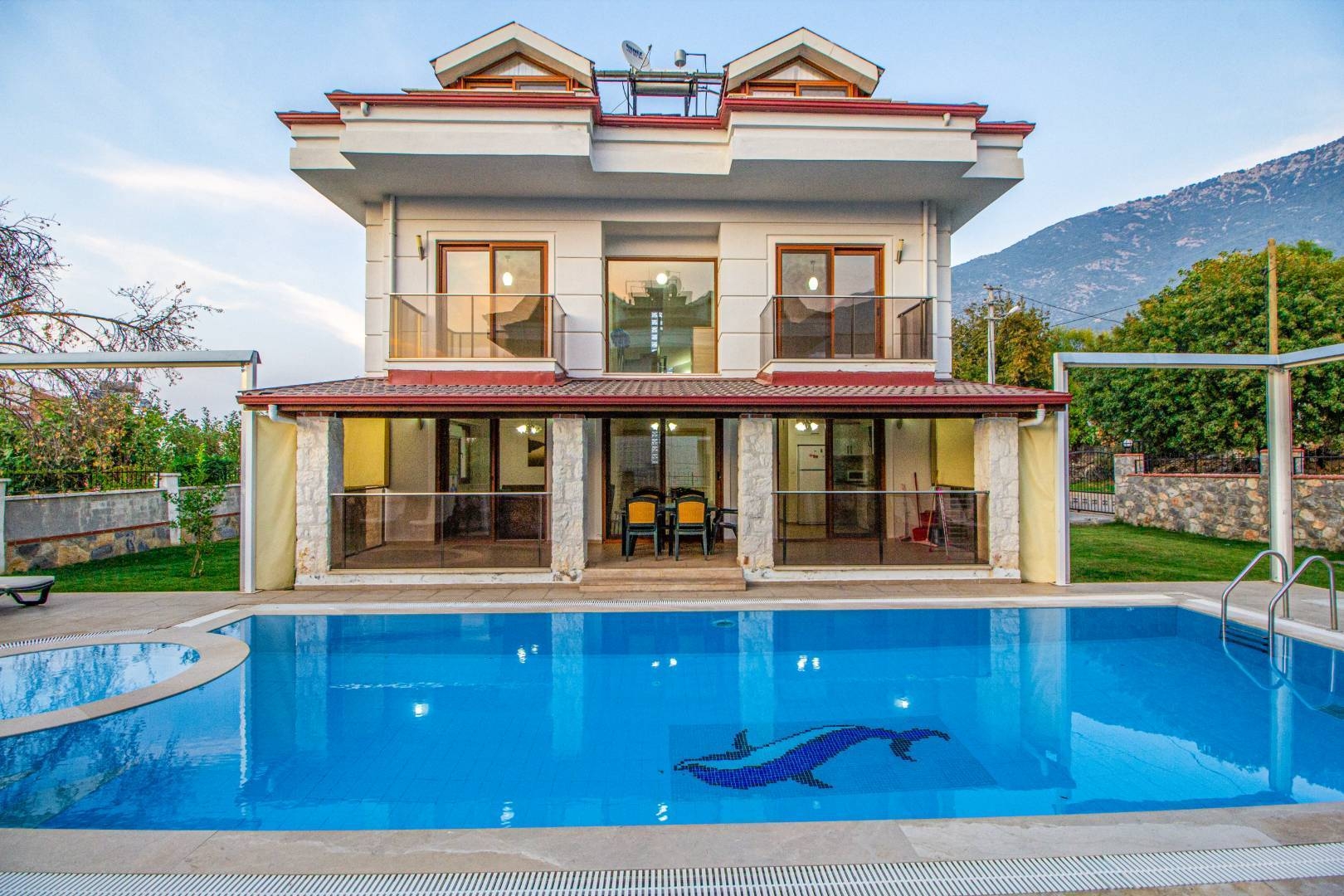 Fethiye Ölüdeniz'de Merkeze Yakın Konumda, Özel Havuzlu, Şık Villa