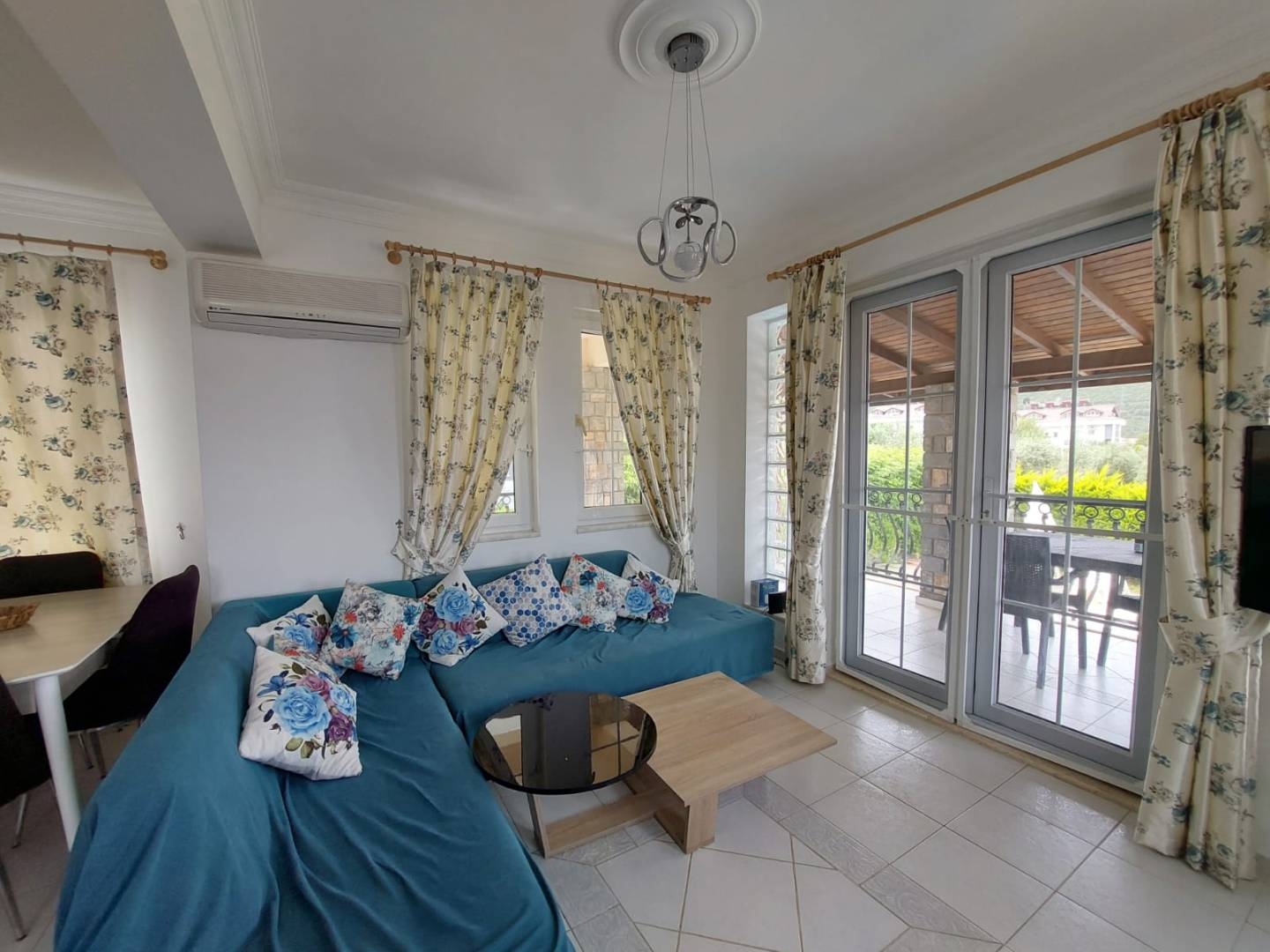 Fethiye Ölüdeniz'de Merkeze Yakın Konumda, Özel Havuzlu, Şık Villa