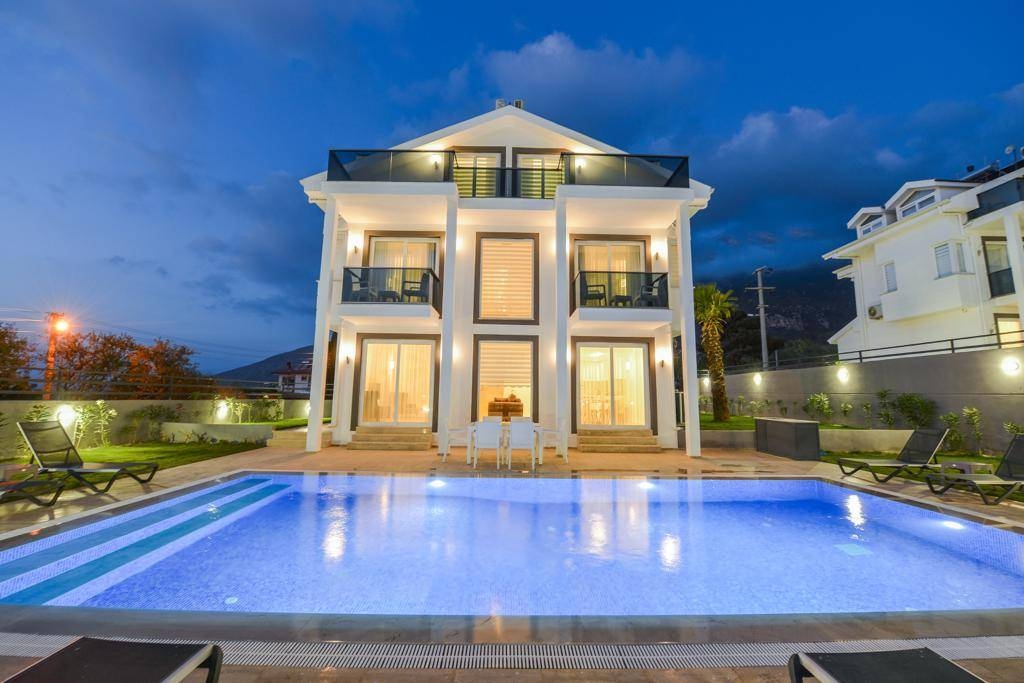 Fethiye Ölüdeniz'de Merkeze Yakın, Özel Havuzlu, 8 Kişilik Villa