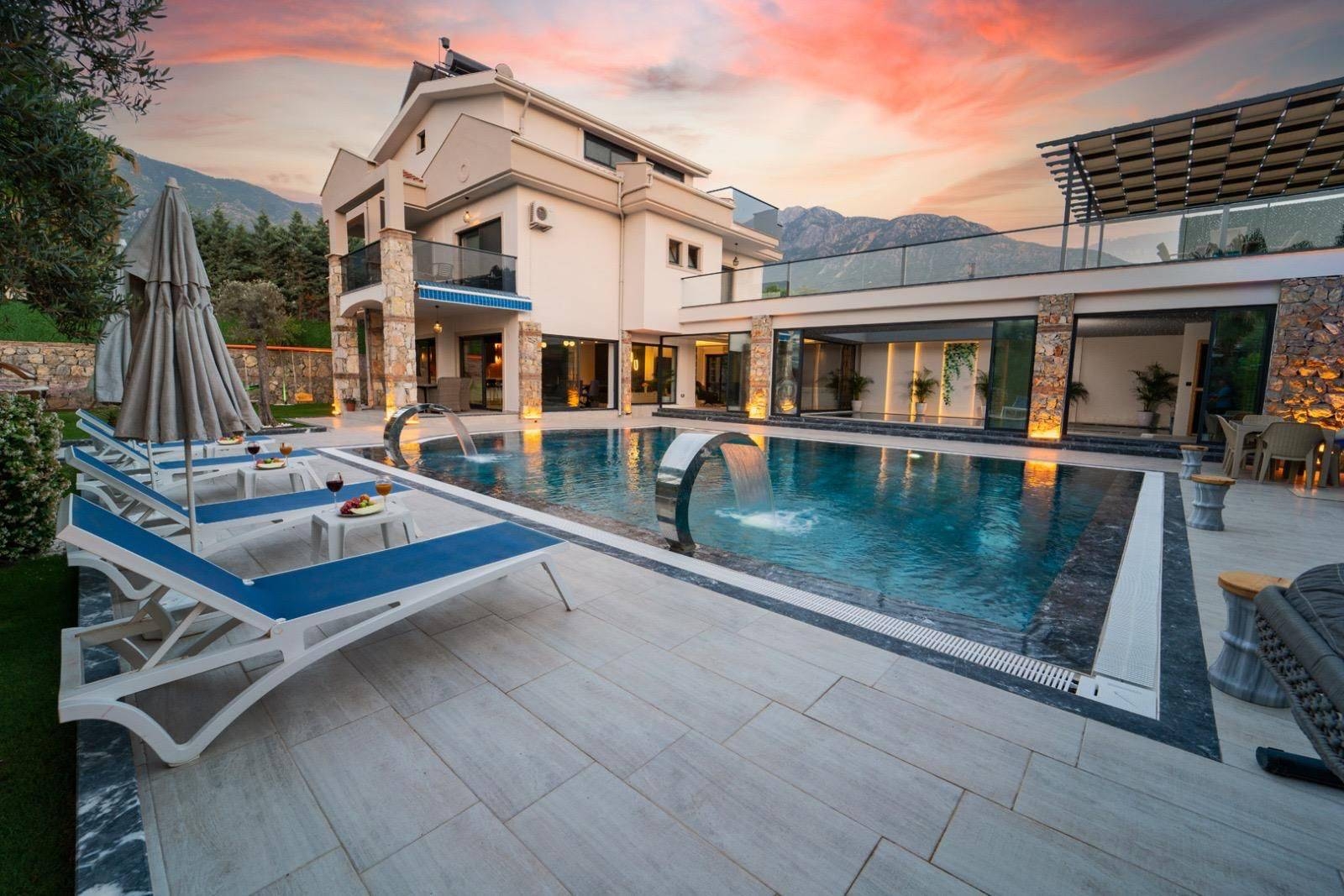 Fethiye Ölüdeniz'de Merkezi Konumda, Isıtmalı Havuzlu, 4+1 Villa