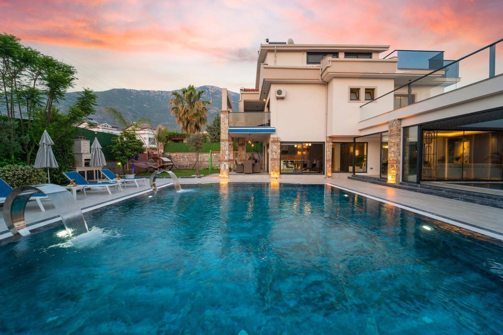 Fethiye Ölüdeniz'de Merkezi Konumda, Isıtmalı Havuzlu, 4+1 Villa