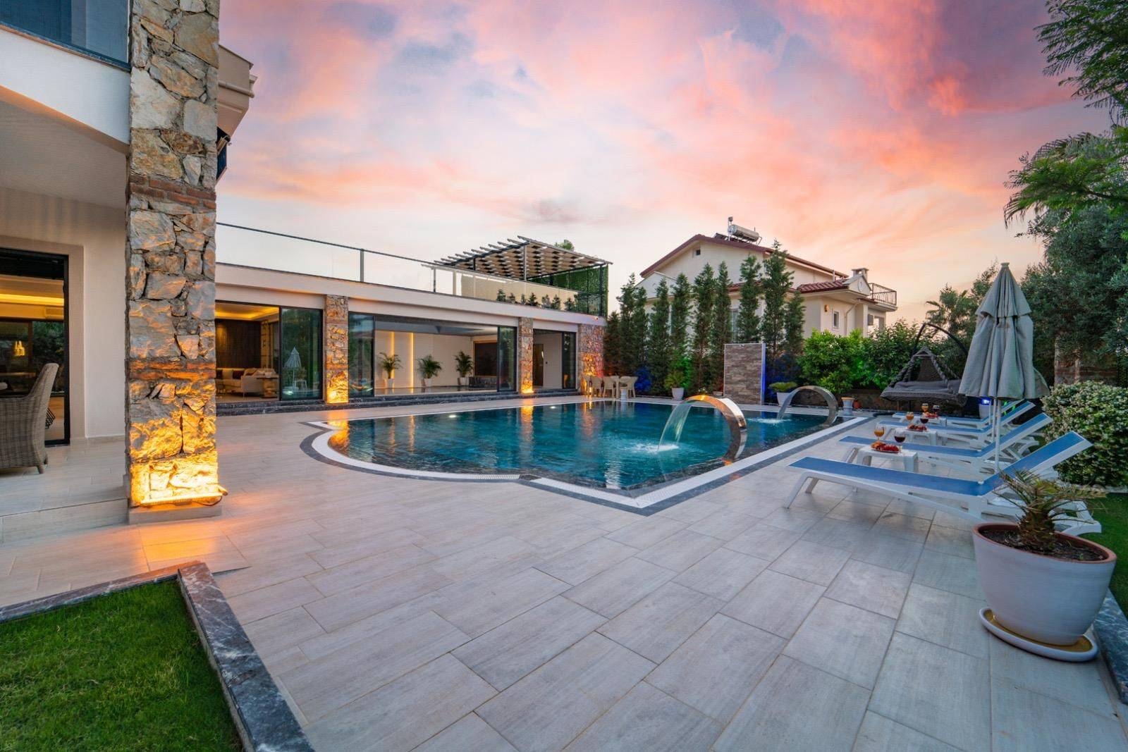 Fethiye Ölüdeniz'de Merkezi Konumda, Isıtmalı Havuzlu, 4+1 Villa