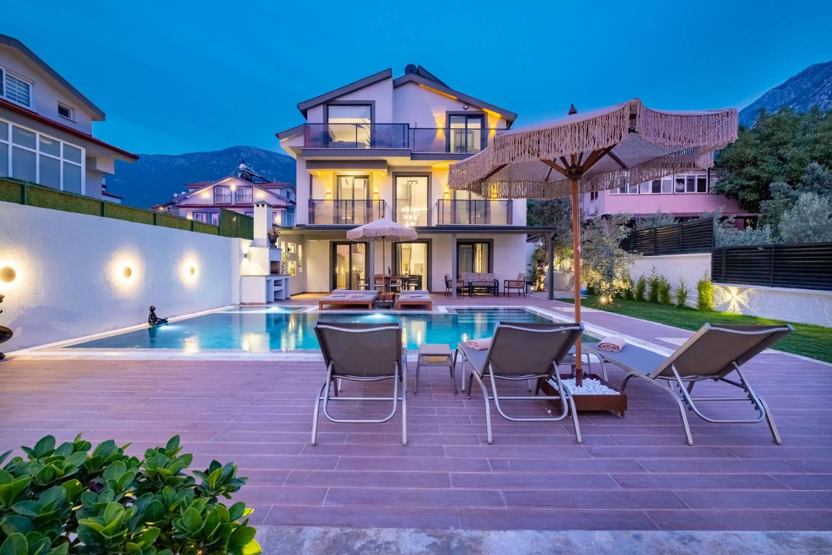 Fethiye Ölüdeniz'de Merkezi Konumda, Özel Havuzlu, 8 Kişilik Villa-40345
