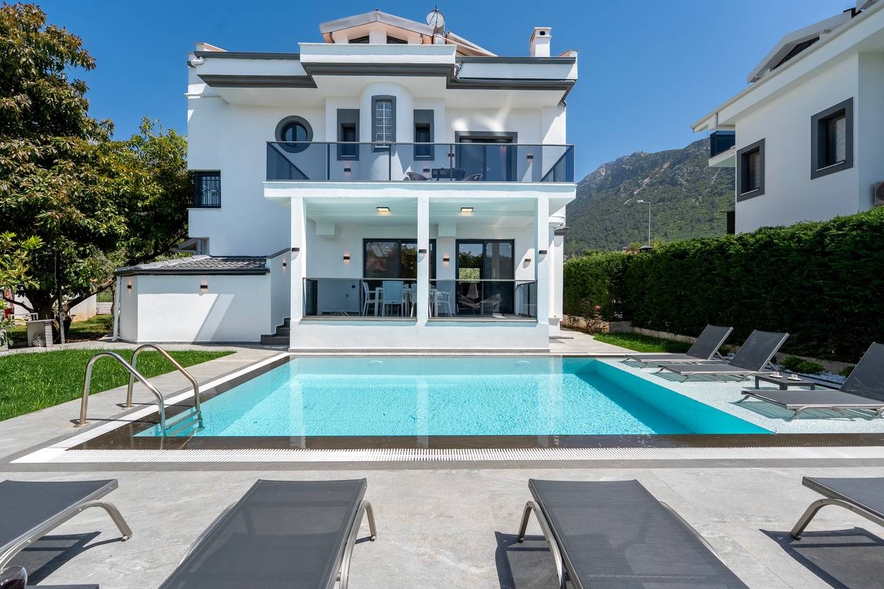 Fethiye Ölüdeniz'de Merkezi Konumda, Özel Havuzlu, 8 Kişilik Villa