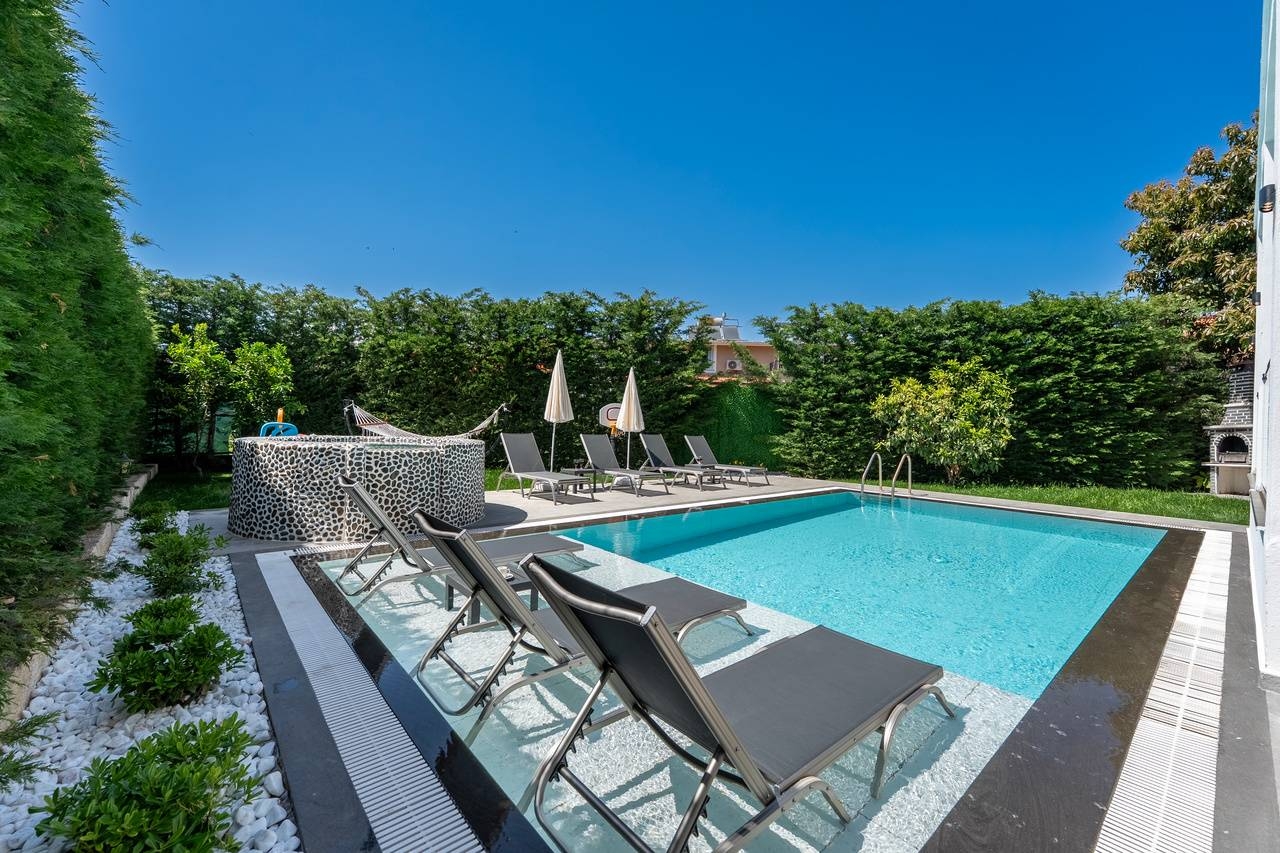 Fethiye Ölüdeniz'de Merkezi Konumda, Özel Havuzlu, 8 Kişilik Villa