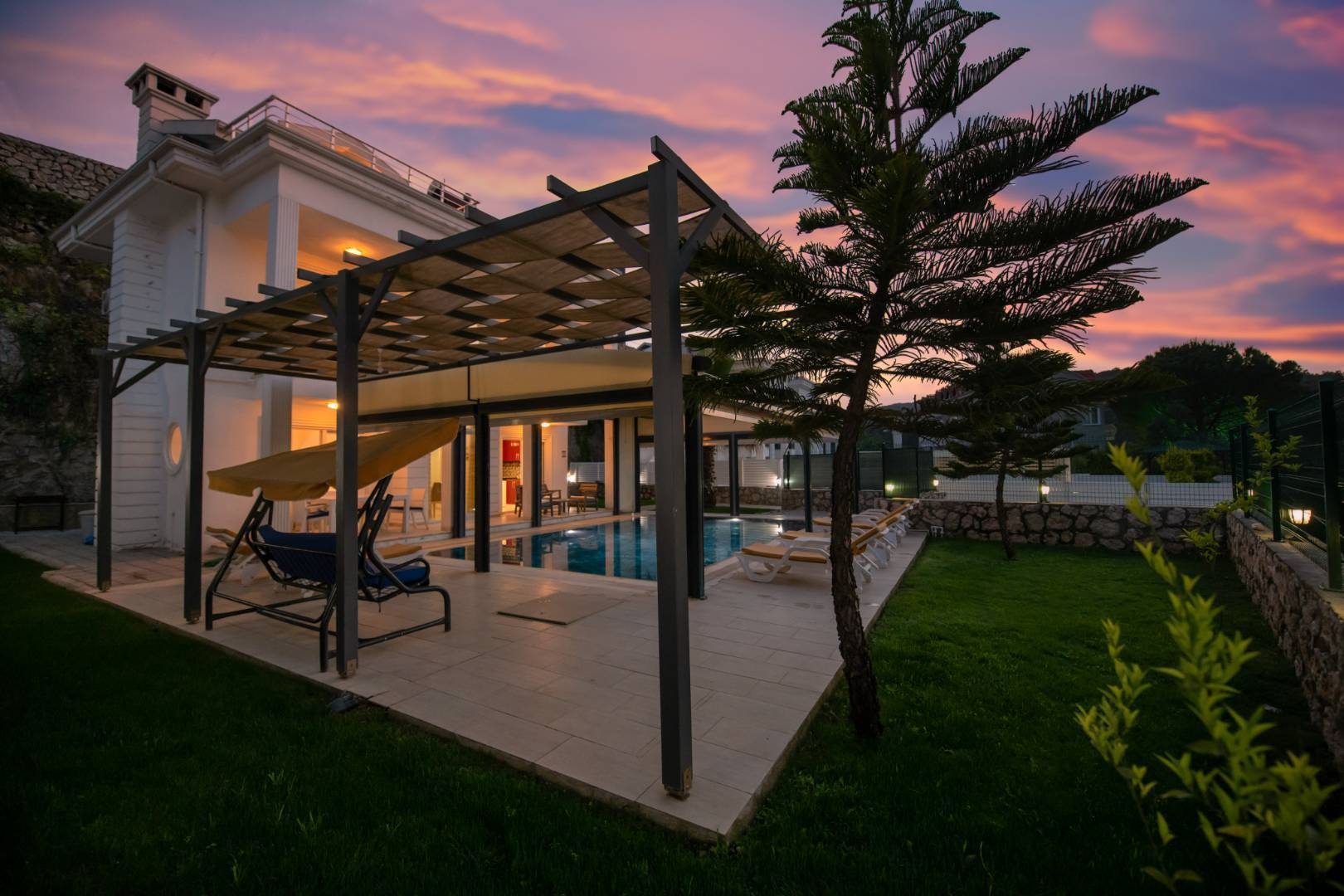 Fethiye Ölüdeniz'de Merkezi Konumda, Özel Havuzlu, Geniş Bahçeli Villa