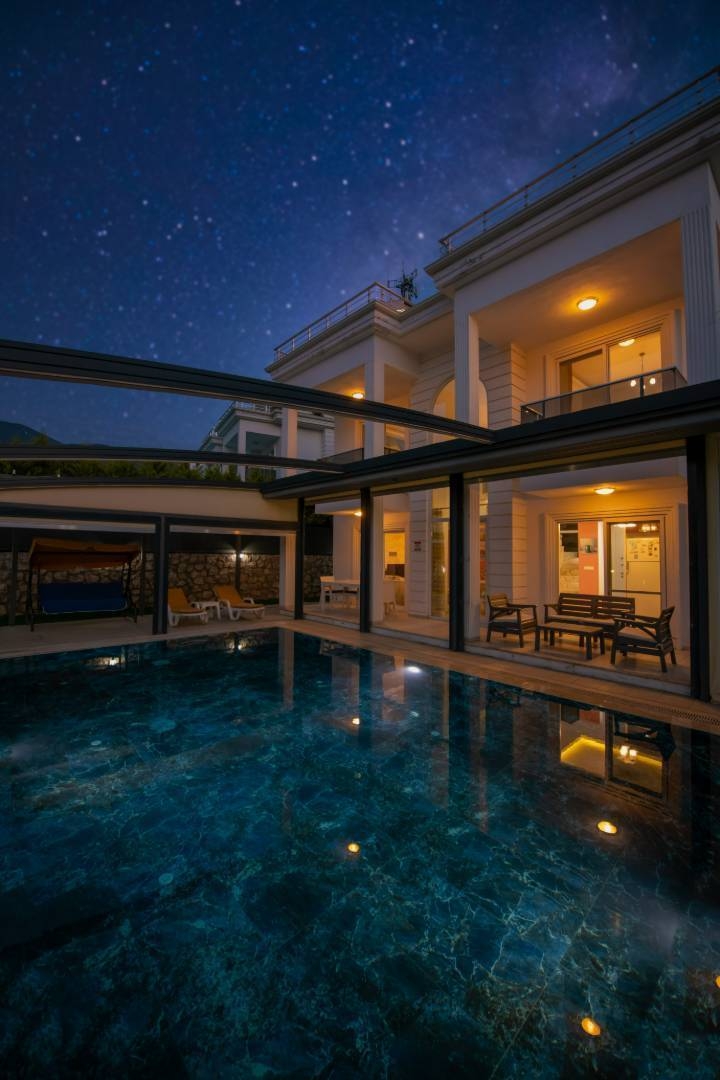 Fethiye Ölüdeniz'de Merkezi Konumda, Özel Havuzlu, Geniş Bahçeli Villa