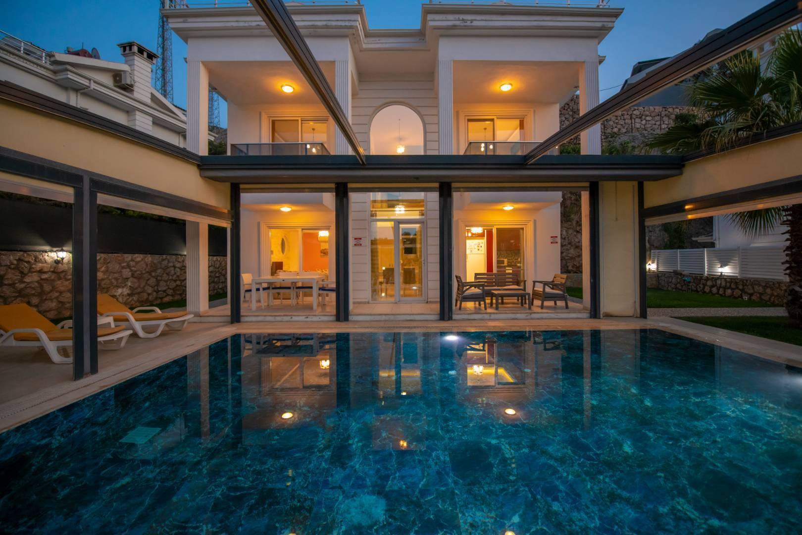 Fethiye Ölüdeniz'de Merkezi Konumda, Özel Havuzlu, Geniş Bahçeli Villa-42776