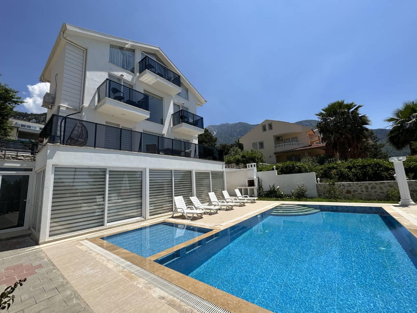 Fethiye Ölüdeniz'de Merkezi Konumda, Özel Havuzlu, Geniş Villa-43104
