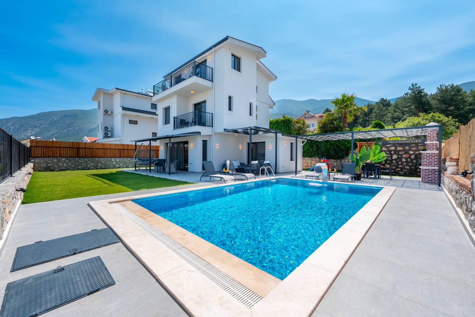 Fethiye Ölüdeniz'de Merkezi Konumda, Özel Havuzlu, Modern Villa