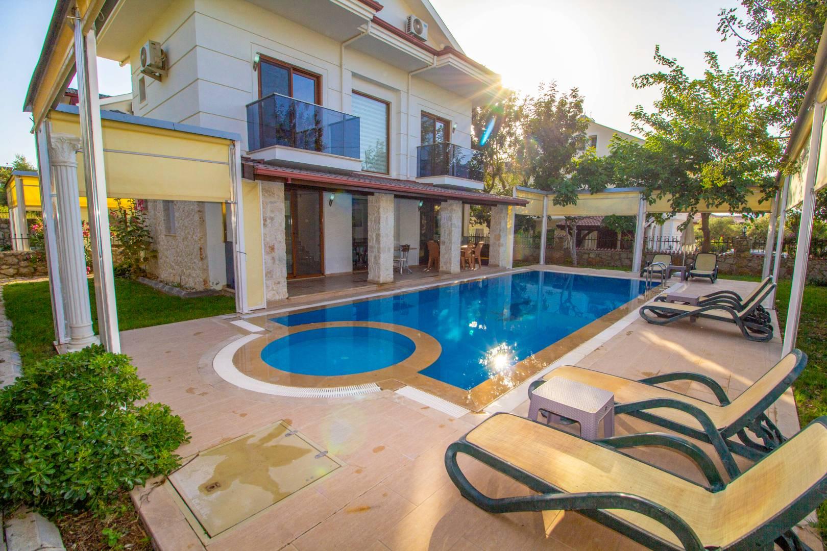 Fethiye Ölüdeniz'de Merkezi Konumda, Özel Havuzlu, Şık Villa-43329