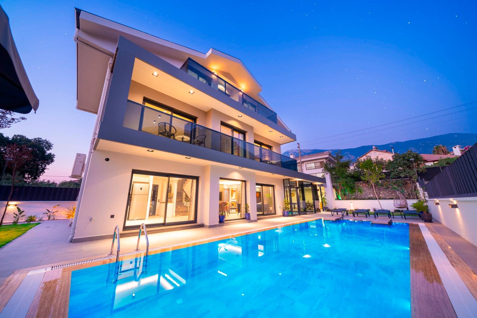 Fethiye Ölüdeniz'de Modern Mimarili, Açık ve Kapalı Havuzlu, 4+1 Villa