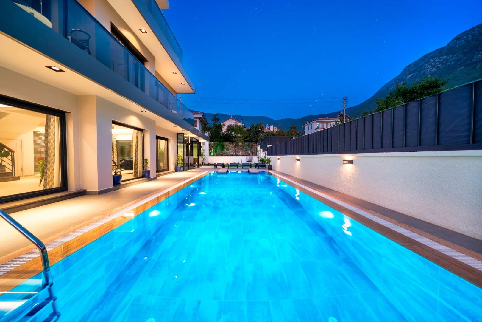 Fethiye Ölüdeniz'de Modern Mimarili, Açık ve Kapalı Havuzlu, 4+1 Villa-41476