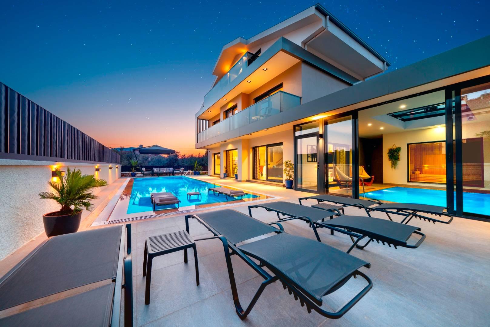 Fethiye Ölüdeniz'de Modern Mimarili, Açık ve Kapalı Havuzlu, 4+1 Villa-41476