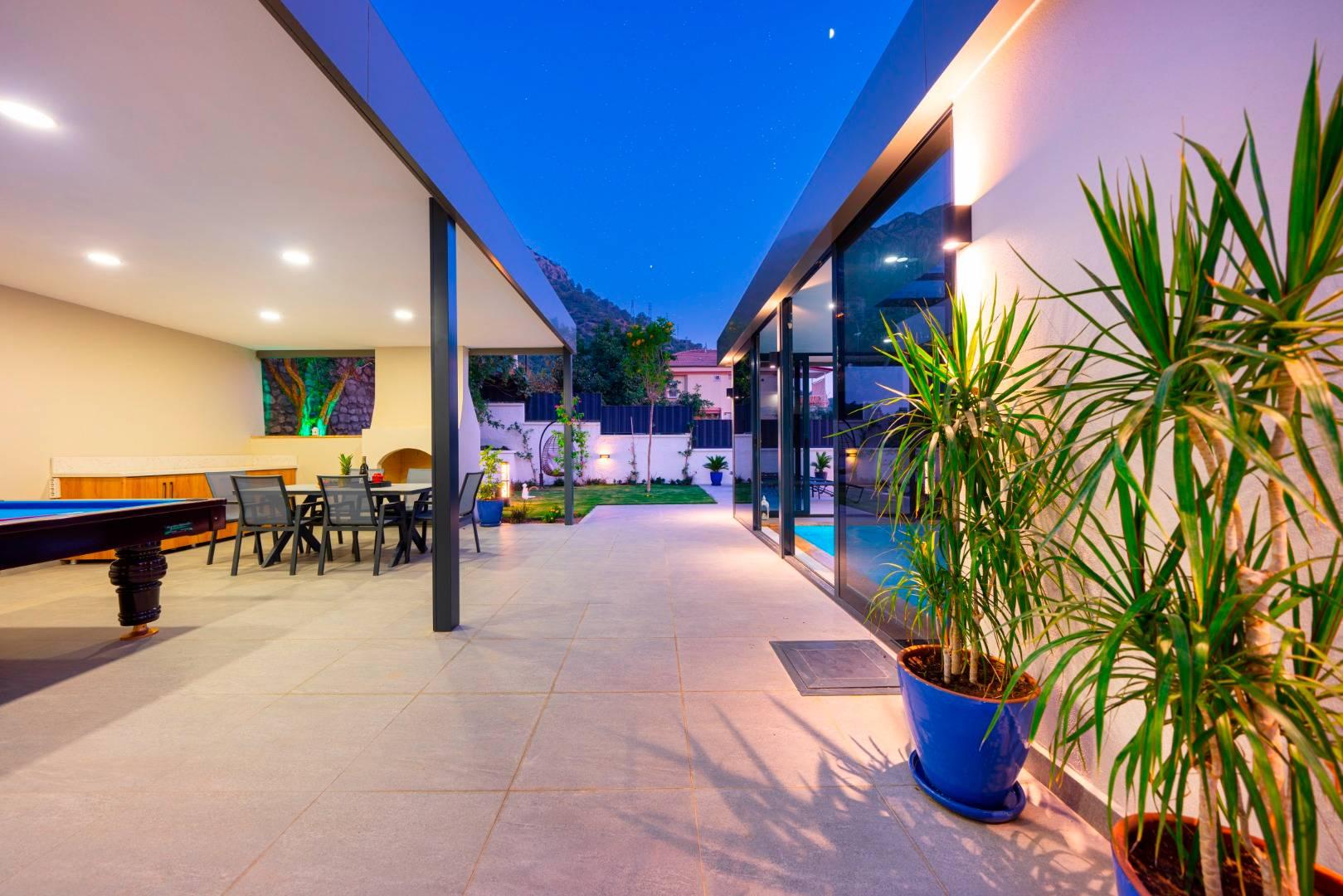 Fethiye Ölüdeniz'de Modern Mimarili, Açık ve Kapalı Havuzlu, 4+1 Villa-41476