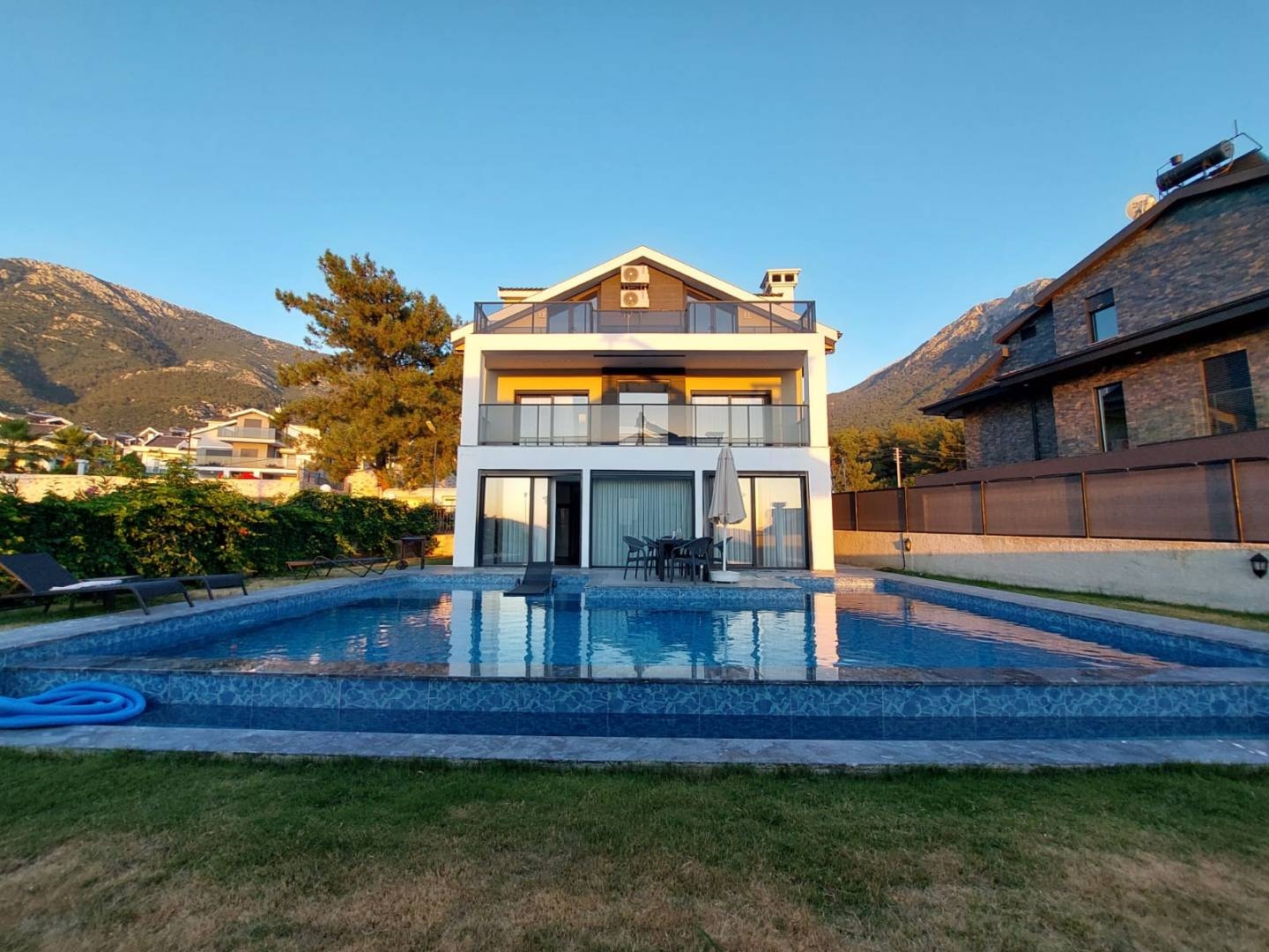 Fethiye Ölüdeniz'de Modern Tasarımlı, Özel Havuzlu, 4+1 Kiralık Villa