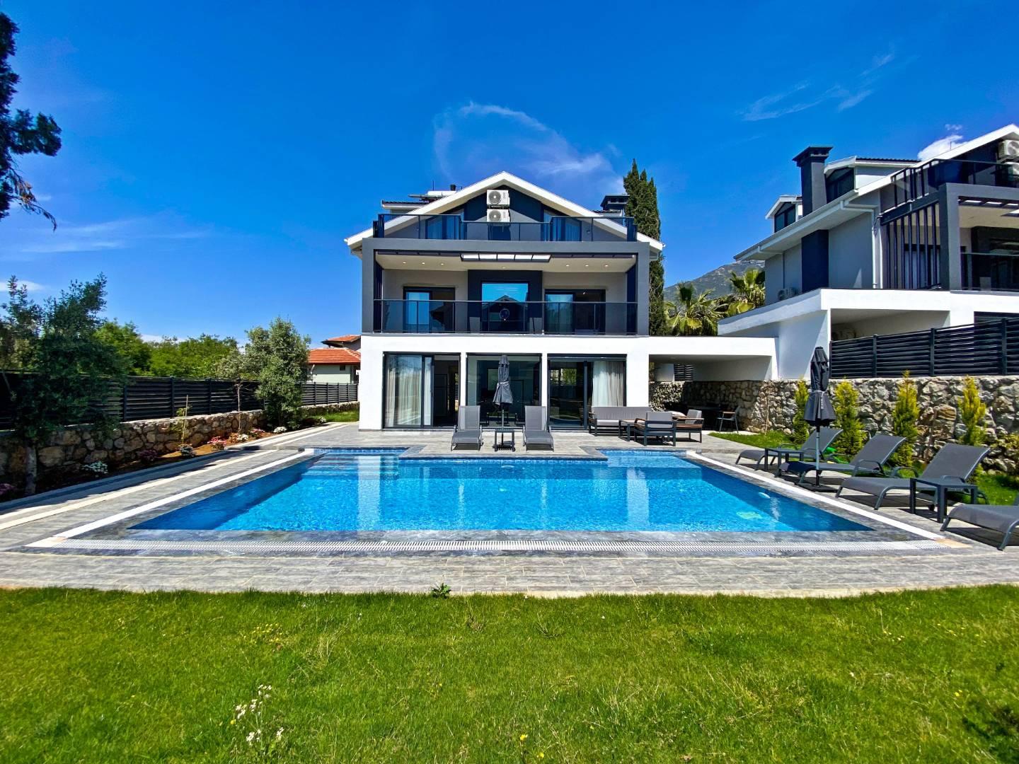 Fethiye Ölüdeniz'de Modern Tasarımlı, Özel Havuzlu, 4+1 Şık Villa-42261