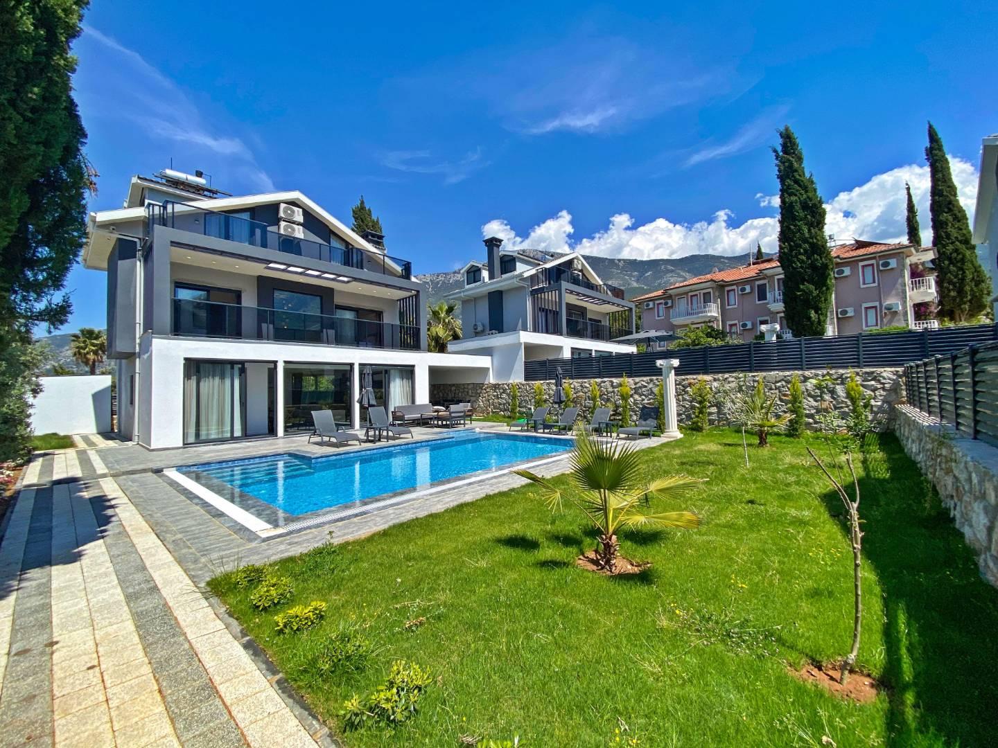 Fethiye Ölüdeniz'de Modern Tasarımlı, Özel Havuzlu, 4+1 Şık Villa-42261