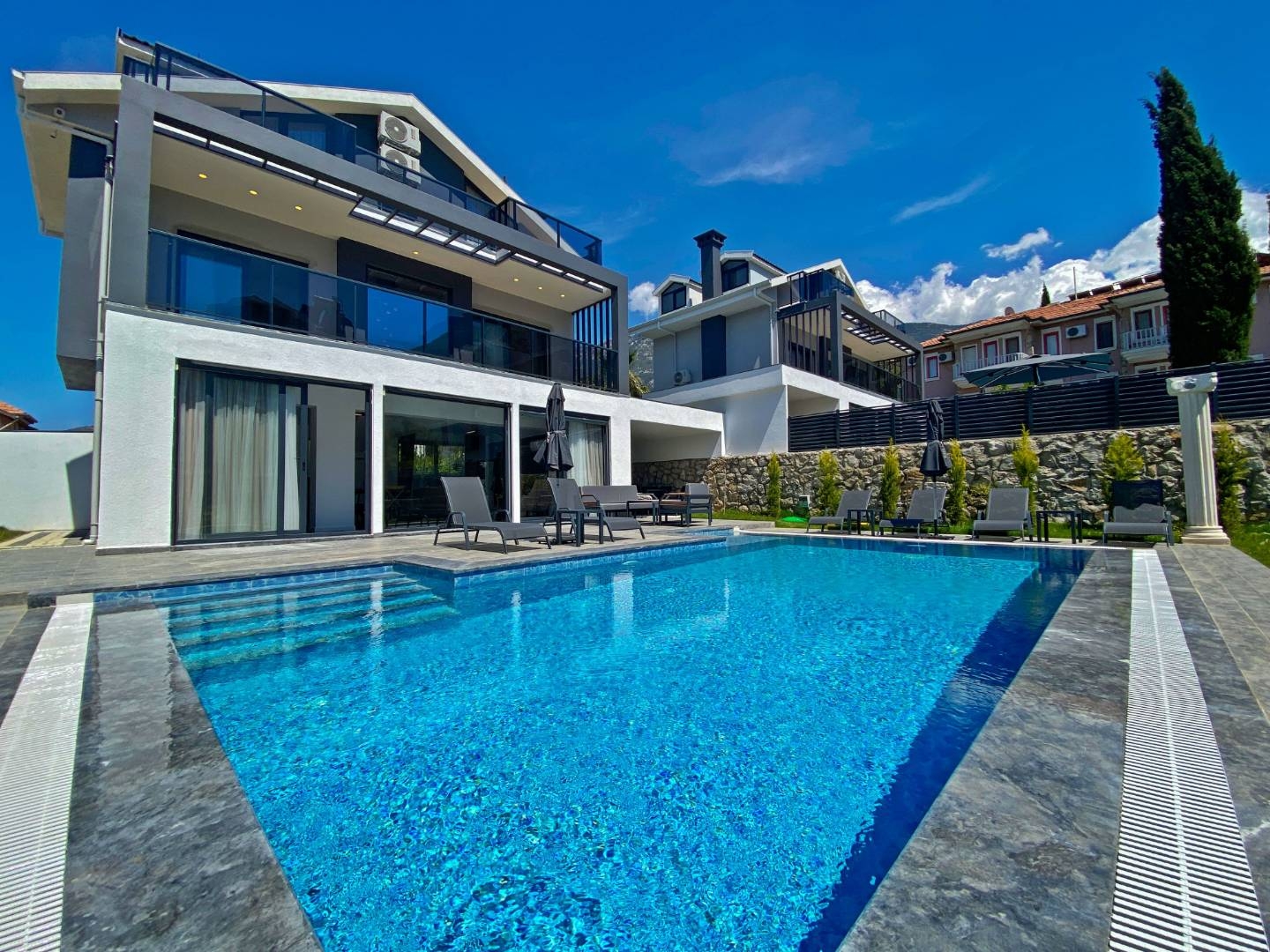Fethiye Ölüdeniz'de Modern Tasarımlı, Özel Havuzlu, 4+1 Şık Villa