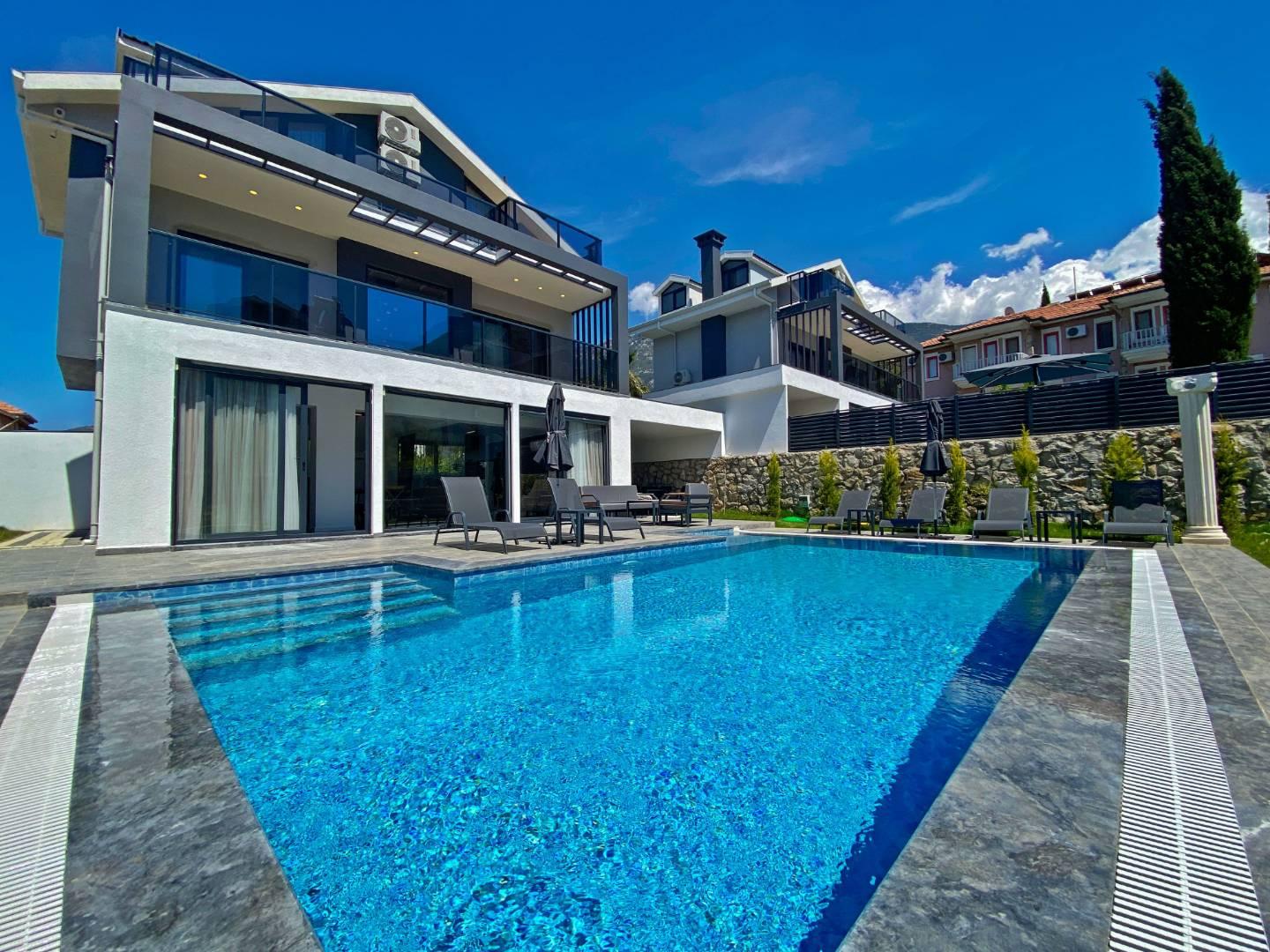 Fethiye Ölüdeniz'de Modern Tasarımlı, Özel Havuzlu, 4+1 Şık Villa-42261